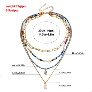 Collana boho multistrato con perline colorate e strati di catena a graffetta dorata