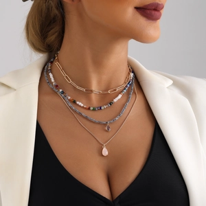 Set di collane multistrato bohémien con perline colorate e pendenti a goccia d'acqua