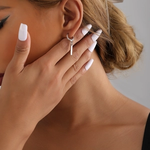 Boucles d'oreilles anneaux en argent avec pendentif barre portées par un mannequin femme