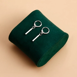 Boucles d'oreilles créoles argentées minimalistes avec pendentifs barres rectangulaires