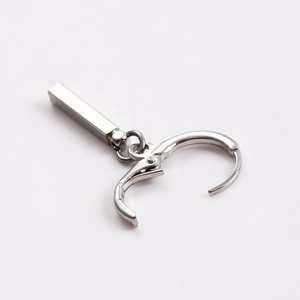 Vue détaillée de boucles d'oreilles argentées minimalistes avec pendentif barre longue