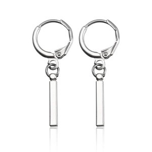 Boucles d'oreilles créoles argentées minimalistes avec pendentifs barres verticales