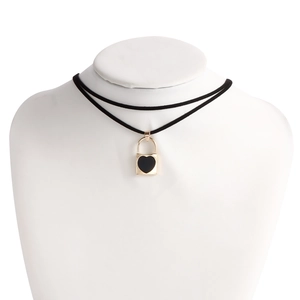 Gargantilla doble de terciopelo negro con colgante de candado de corazón dorado en modelo