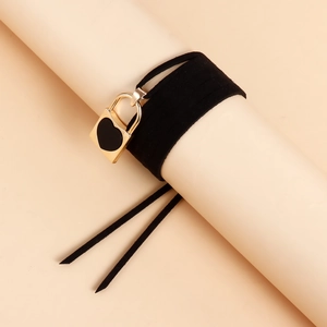 Collar gargantilla ajustable de terciopelo negro con colgante de candado de corazón dorado