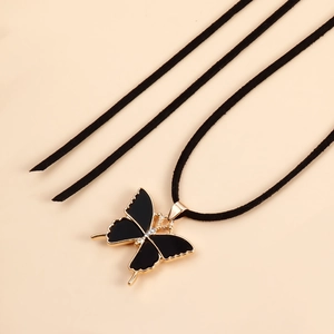 Collier en velours noir ajustable avec pendentif papillon doré et détails en émail