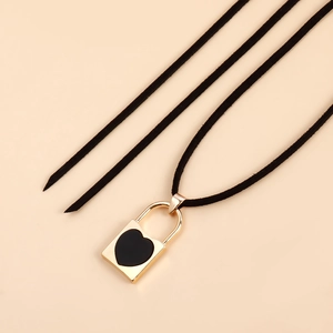 Collar ajustable de cordón de terciopelo negro con un colgante de candado dorado de corazón
