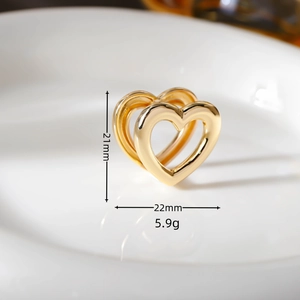 Dettaglio macro di orecchini a cuore dorati con dimensioni 21mm e peso 5,9g in primo piano
