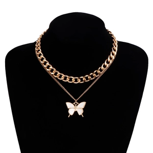 Collar de doble capa dorado con cadena de eslabones y colgante de mariposa de nácar