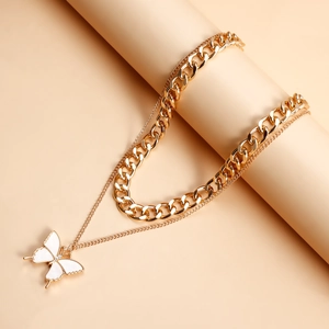Collar de doble capa dorado con cadena cubana y colgante de mariposa blanca