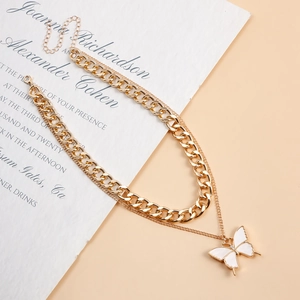 Collar de doble capa dorado con colgante de mariposa blanca y brillantes diamantes de imitación