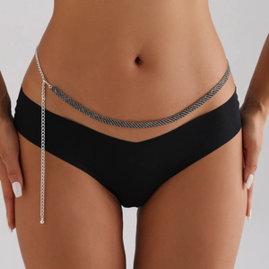 Detailansicht der silbernen, mehrlagigen Metall-Taillenkette mit Ringgliedern an Model