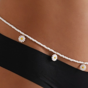Détail de la chaîne de taille en perles marguerite blanche sur mannequin montrant l'artisanat