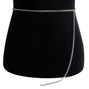 Détail de la chaîne de taille en alliage argenté avec pendentif boule sur mannequin noir