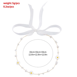 Eleganter Braut-Haarschmuck mit weißen Gänseblümchen, Perlen und zartem Organzaband