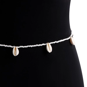 Detail der böhmischen Taillenkette mit weißen Glasperlen und hängenden Naturmuscheln