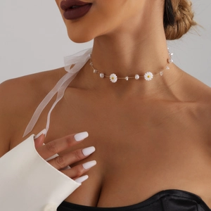 Elegante goldene Schleife-Halskette mit Gänseblümchen und Perlen für Braut und Hochzeit