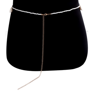 Detail der weißen Perlen-Taillenkette mit Muschelakzenten und goldenem Karabinerverschluss