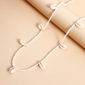 Detail der böhmischen weißen Perlen-Taillenkette mit Muschelanhängern auf Requisiten