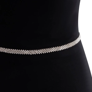 Gros plan sur une chaîne de taille en strass argentés à plusieurs rangs avec cristaux brillants