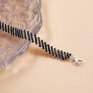 Detail einer vierreihigen schwarzen Kristall-Taillenkette mit Metallfassung und Verschluss