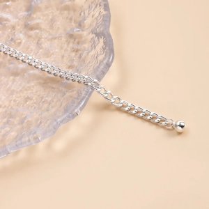 Detailansicht der minimalistischen Silberkette mit polierter Metallperle und Verlängerung