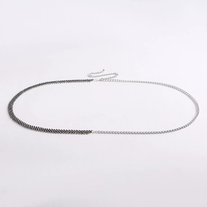 Detail der Taillenkette mit schwarzen Gliedern und feiner silberner Kette im Kontrast
