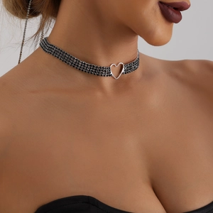 Makro-Detail des mehrreihigen schwarzen Strass-Chokers mit hohlem Herzanhänger