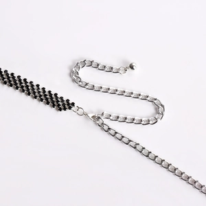 Detail der Taillenkette aus Silberlegierung mit vier Reihen schwarzer Strasssteine und Verschluss