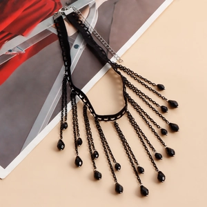 Vista detallada de choker gótico de encaje negro con cuentas de lágrimas y flecos