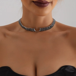 Detailansicht eines schwarzen dreireihigen Strass-Chokers mit hohlem silbernen Herzanhänger