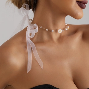 Elegantes Braut-Choker mit Goldkette, Perlen, Gänseblümchen und weißer Organza-Schleife
