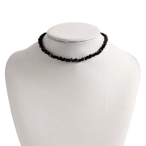 Detailweergave van de handgemaakte zwarte kralen choker op een wit modelbuste