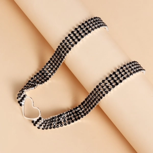 Detail eines vierreihigen Chokers mit schwarzen Strasssteinen und Herzverschluss