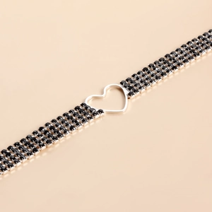 Elegantes mehrlagiges schwarzes Strass-Choker mit hohler herzförmiger Metallschnalle