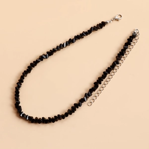 Detail van gefacetteerde zwarte kristallen kralenketting met zilveren karabijnsluiting