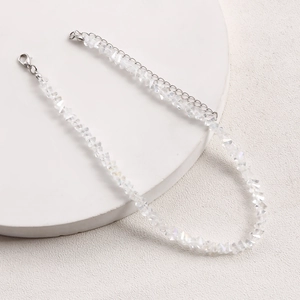 Detail van kralenketting met facetgeslepen heldere kristallen en verstelbare sluiting