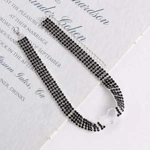 Nahaufnahme von 4-reihigem schwarzen Strass-Choker mit Herzanhänger und Verlängerungskette