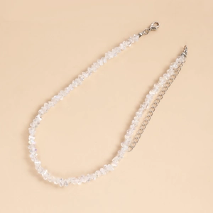 Detail van de handgemaakte kralenketting met heldere kristallen en zilveren karabijnsluiting