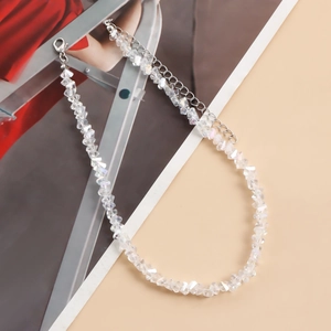 Detail van kristallen kralenketting met zilveren karabijnsluiting en verstelbare verlengketting