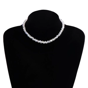Detailweergave van gefacetteerde kristallen kralenketting op zwarte display voor sieraden