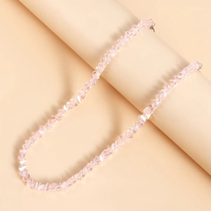 Detail van de handgemaakte roze kristallen kralenketting met lichtbrekende facetstenen