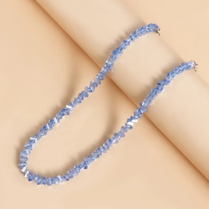 Detail van lichtblauwe gefacetteerde kristallen kralenketting met metalen sluiting