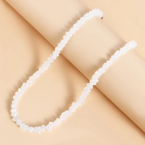 Macro detail van facetgeslepen doorschijnende kralen op een elegante handgemaakte ketting