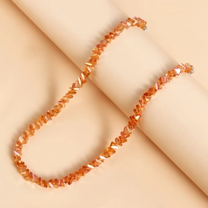 Detailopname van gefacetteerde amber kristallen kralen op een handgemaakte kralenketting