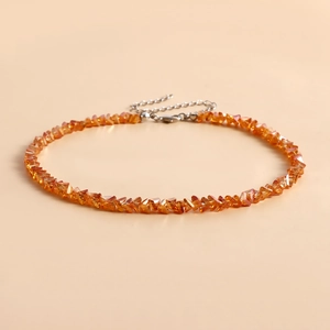 Detailweergave van handgemaakte amber kristallen choker met verstelbare zilveren sluiting