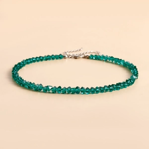Detail van groene kristallen kralen choker met verstelbare zilveren sluiting en haakje