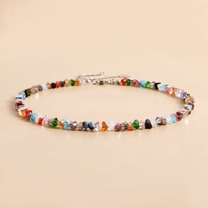 Detail van de meerkleurige kristallen kralenketting met zilveren karabijnsluiting en ketting