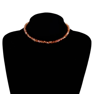 Detail van barnsteen kristallen kralenketting op een zwarte hals etalagepop stand