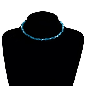 Detailopname van lichtblauwe kristallen kralenketting met gefacetteerde kralen op buste