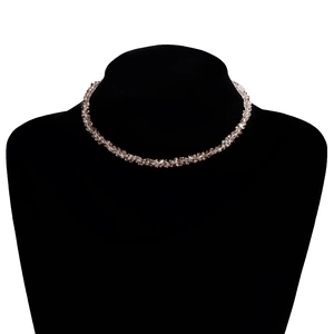 Detail van een meerlaagse kralenketting in champagne goud op een zwart fluwelen buste